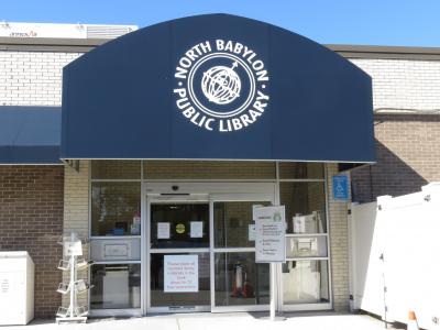 Main entrance of North Babylon Public Library